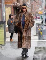 Schwangere Jennifer Lawrence in einem Leo-Print Mantel unterwegs in New York 