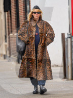 Schwangere Jennifer Lawrence in einem Leo-Print Mantel unterwegs in New York 