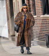 Schwangere Jennifer Lawrence in einem Leo-Print Mantel unterwegs in New York 
