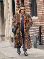 Schwangere Jennifer Lawrence in einem Leo-Print Mantel unterwegs in New York 