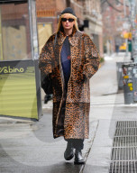 Schwangere Jennifer Lawrence in einem Leo-Print Mantel unterwegs in New York 