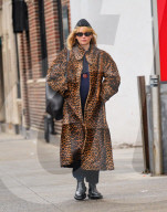 Schwangere Jennifer Lawrence in einem Leo-Print Mantel unterwegs in New York 