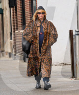 Schwangere Jennifer Lawrence in einem Leo-Print Mantel unterwegs in New York 