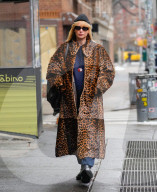 Schwangere Jennifer Lawrence in einem Leo-Print Mantel unterwegs in New York 