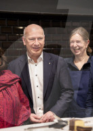 Berlins Regierender Bürgermeister Kai Wegner besucht den "Ort der Wärme"