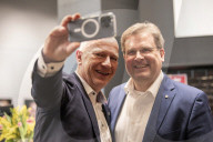 Berlins Regierender Bürgermeister Kai Wegner besucht den "Ort der Wärme"