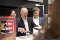 Berlins Regierender Bürgermeister Kai Wegner besucht den "Ort der Wärme"