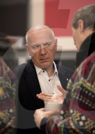 Berlins Regierender Bürgermeister Kai Wegner besucht den "Ort der Wärme"