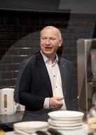 Berlins Regierender Bürgermeister Kai Wegner besucht den "Ort der Wärme"