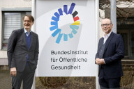 Mediziner Johannes Nießen, Kommissarischer Leiter der Bundeszentrale für gesundheitliche Aufklärung (BZgA), und Bundesgesundheitsminister Karl Lauterbach (SPD) bei der Pressekonferenz zur Gründung des Bundesinstituts für Öffentliche Gesundheit in Kö