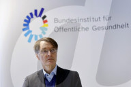 Mediziner Johannes Nießen, Kommissarischer Leiter der Bundeszentrale für gesundheitliche Aufklärung (BZgA), und Bundesgesundheitsminister Karl Lauterbach (SPD) bei der Pressekonferenz zur Gründung des Bundesinstituts für Öffentliche Gesundheit in Kö
