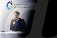 Mediziner Johannes Nießen, Kommissarischer Leiter der Bundeszentrale für gesundheitliche Aufklärung (BZgA), und Bundesgesundheitsminister Karl Lauterbach (SPD) bei der Pressekonferenz zur Gründung des Bundesinstituts für Öffentliche Gesundheit in Kö