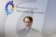 Mediziner Johannes Nießen, Kommissarischer Leiter der Bundeszentrale für gesundheitliche Aufklärung (BZgA), und Bundesgesundheitsminister Karl Lauterbach (SPD) bei der Pressekonferenz zur Gründung des Bundesinstituts für Öffentliche Gesundheit in Kö
