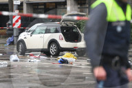 Ein Mann steuert Auto in Demo – viele Verletzte