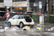 Ein Mann steuert Auto in Demo – viele Verletzte