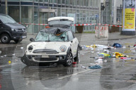 Ein Mann steuert Auto in Demo – viele Verletzte