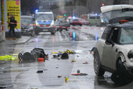 Ein Mann steuert Auto in Demo – viele Verletzte