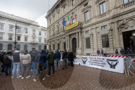 Milano - Presidio organizzato dai tassisti milanesi