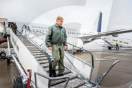 Adel: Truppenbesuch - König Willem Alexander auf dem Militärflugplatz Ämari in Estland