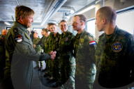 Adel: Truppenbesuch - König Willem Alexander auf dem Militärflugplatz Ämari in Estland