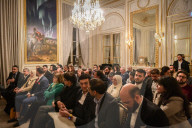 Syrian Minister of Foreign Affairs meets Syrian diaspora in Paris - FA