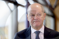 Olaf Scholz  gibt bei einer Wahlkampfveranstaltung der SPD in Fürt ein Statement zum Anschlag in München ab