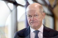 Olaf Scholz  gibt bei einer Wahlkampfveranstaltung der SPD in Fürt ein Statement zum Anschlag in München ab