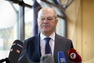 Olaf Scholz  gibt bei einer Wahlkampfveranstaltung der SPD in Fürt ein Statement zum Anschlag in München ab