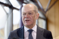 Olaf Scholz  gibt bei einer Wahlkampfveranstaltung der SPD in Fürt ein Statement zum Anschlag in München ab