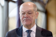Olaf Scholz  gibt bei einer Wahlkampfveranstaltung der SPD in Fürt ein Statement zum Anschlag in München ab