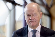 Olaf Scholz  gibt bei einer Wahlkampfveranstaltung der SPD in Fürt ein Statement zum Anschlag in München ab