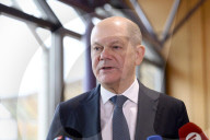 Olaf Scholz  gibt bei einer Wahlkampfveranstaltung der SPD in Fürt ein Statement zum Anschlag in München ab