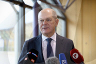 Olaf Scholz  gibt bei einer Wahlkampfveranstaltung der SPD in Fürt ein Statement zum Anschlag in München ab
