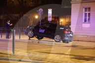 Augsburg: PKW fährt in Tramhaltestelle