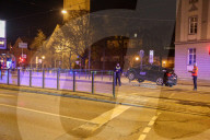 Augsburg: PKW fährt in Tramhaltestelle