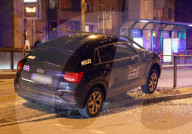Augsburg: PKW fährt in Tramhaltestelle