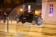 Augsburg: PKW fährt in Tramhaltestelle