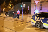 Augsburg: PKW fährt in Tramhaltestelle