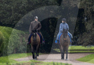 Andrew reitet durch den Park von Schloss Windsor