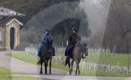 Andrew reitet durch den Park von Schloss Windsor
