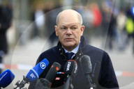 Nach dem Anschlag von München: Kanzler Scholz beim Gedenekn am Tatort