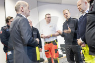Nach dem Anschlag von München: Kanzler Scholz im Gespräch mit Einsatzkräften