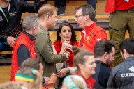 Adel: Prinz Harry begegnet beim Sitzvolleyball Wettbewerb während der Invictus Games Prinz Joachim
