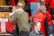 Adel: Prinz Harry begegnet beim Sitzvolleyball Wettbewerb während der Invictus Games Prinz Joachim