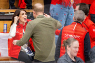 Adel: Prinz Harry begegnet beim Sitzvolleyball Wettbewerb während der Invictus Games Prinz Joachim
