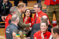 Adel: Prinz Harry begegnet beim Sitzvolleyball Wettbewerb während der Invictus Games Prinz Joachim