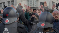 Schneebälle als Protest: Gegen-Demo zum rechtsextremen Gedenkmarsch in Dresden