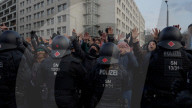 Schneebälle als Protest: Gegen-Demo zum rechtsextremen Gedenkmarsch in Dresden