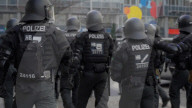 Schneebälle als Protest: Gegen-Demo zum rechtsextremen Gedenkmarsch in Dresden