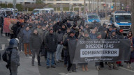 Schneebälle als Protest: Gegen-Demo zum rechtsextremen Gedenkmarsch in Dresden